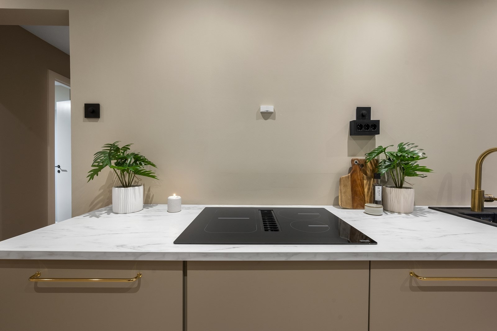 Eksklusiv, nedfelt induksjonstopp med integrert ventilator Galleribilde