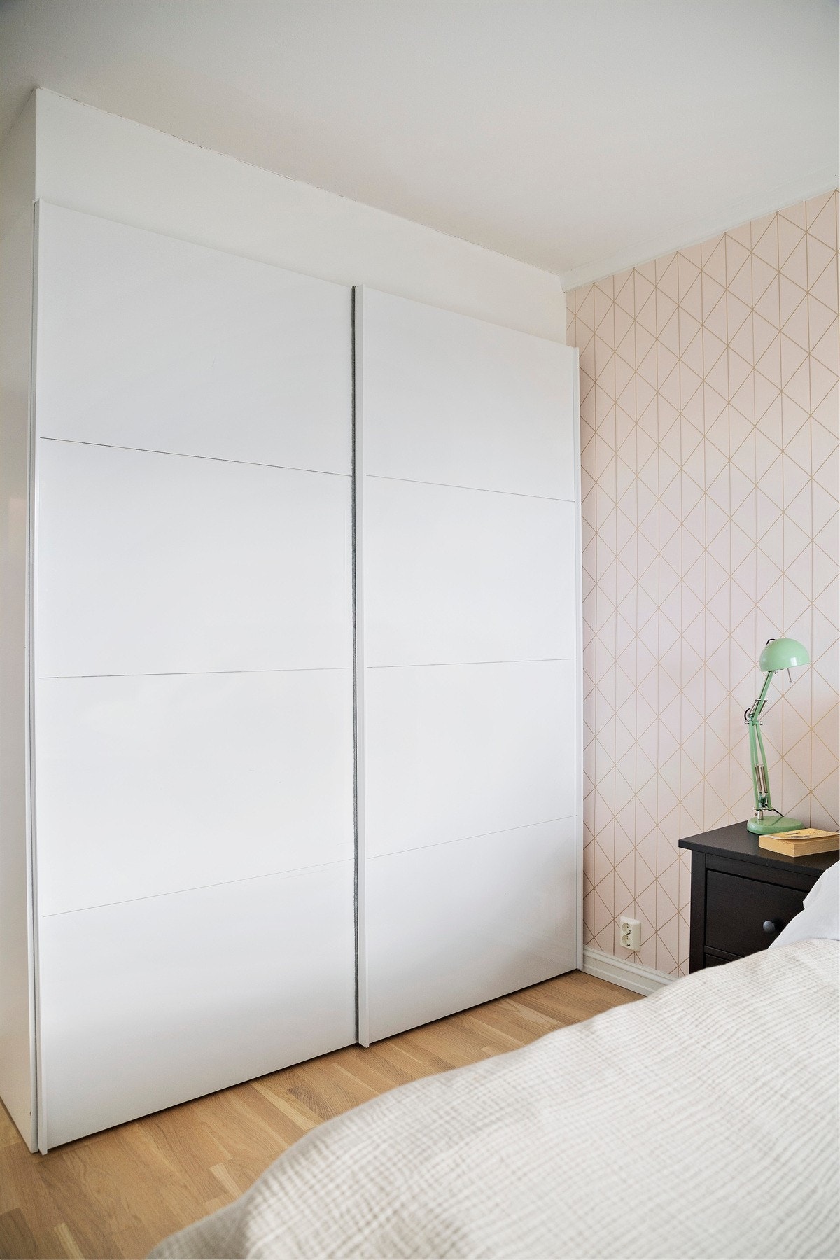 Skyvedørsgarderobe uten innredning medfølger. Galleribilde