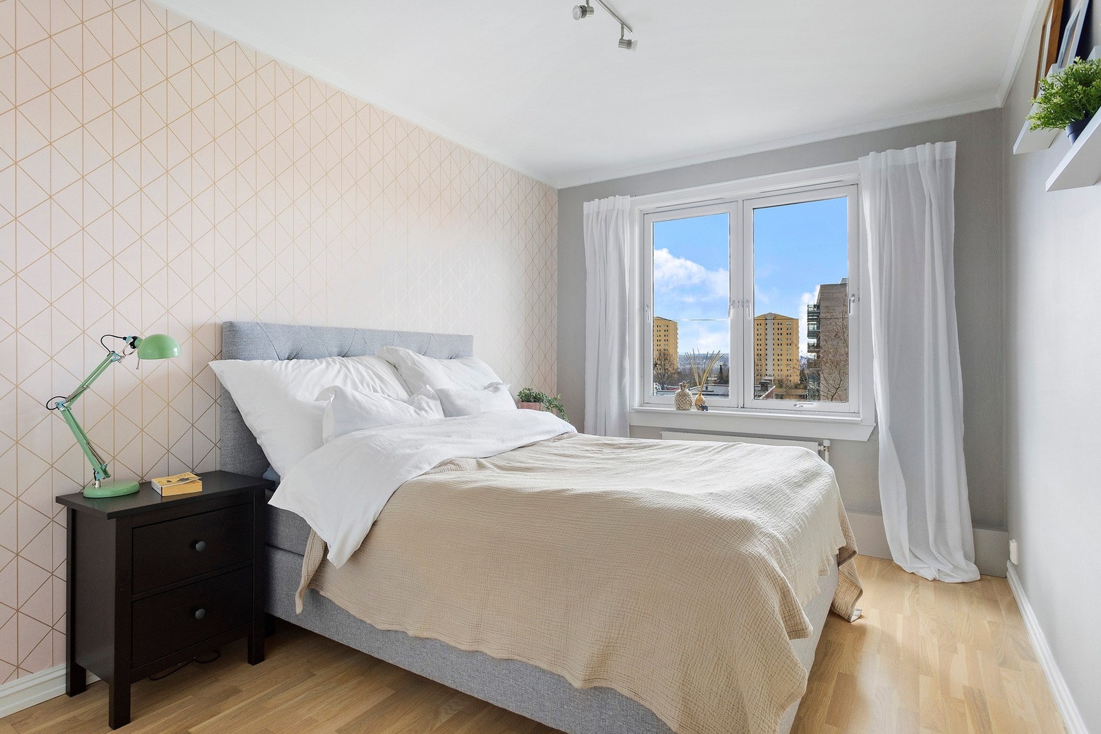 Boligens hovedsoverom er av god størrelse og med plass til dobbeltseng samt nattbord. Galleribilde