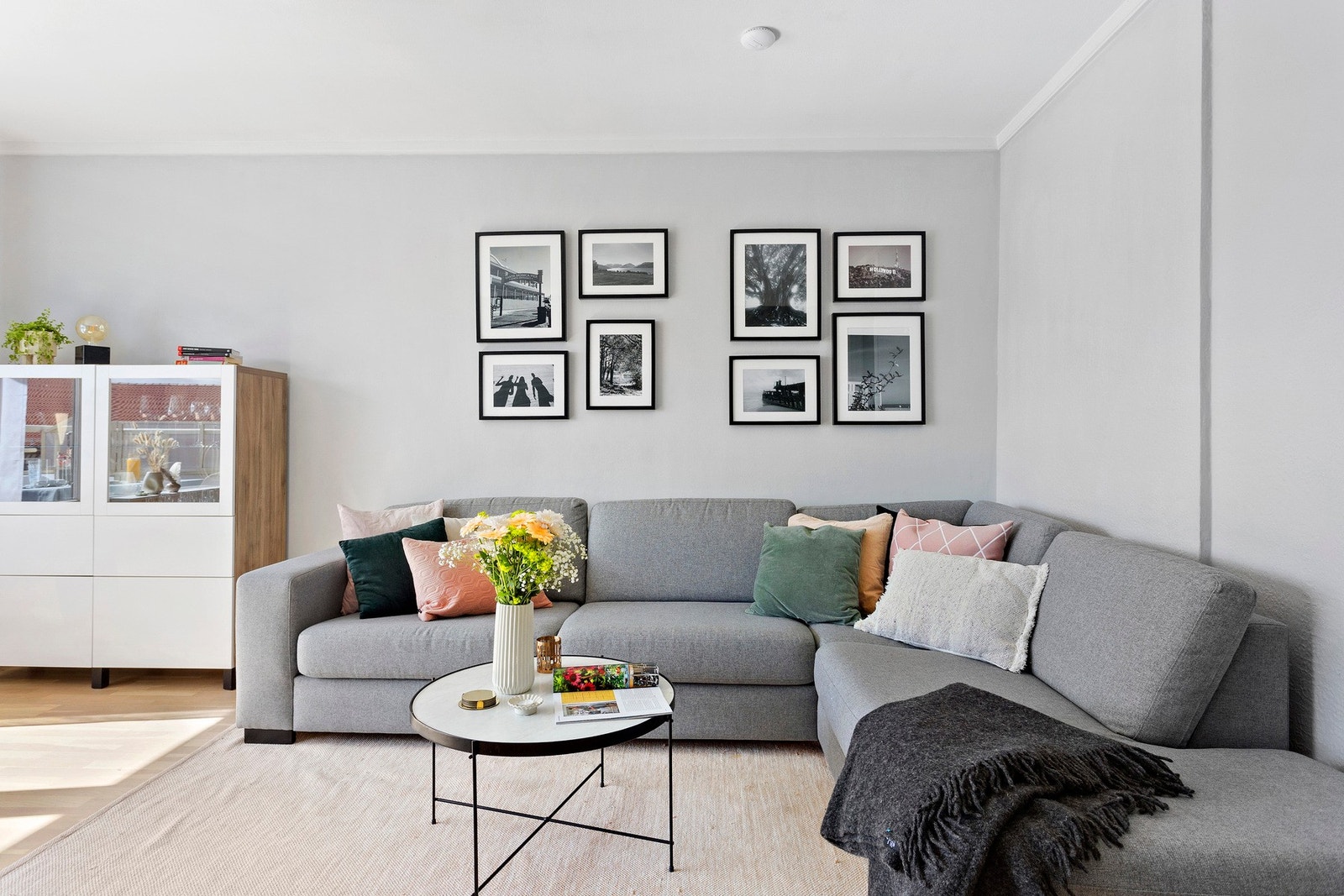 Romslig oppholdsrom med parkett på gulv og lyse overflater - noe som er gjennomgående for hele boligen med unntak av bad Galleribilde