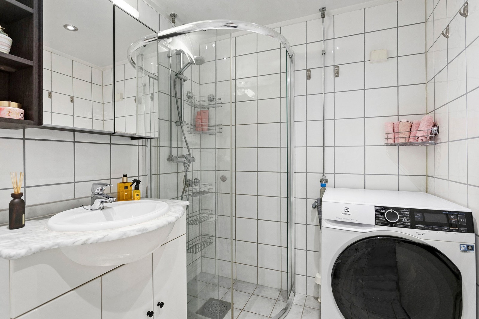 Lyst, flislagt baderom fra 2004 med varme i gulv og opplegg for vaskemaskin. Galleribilde