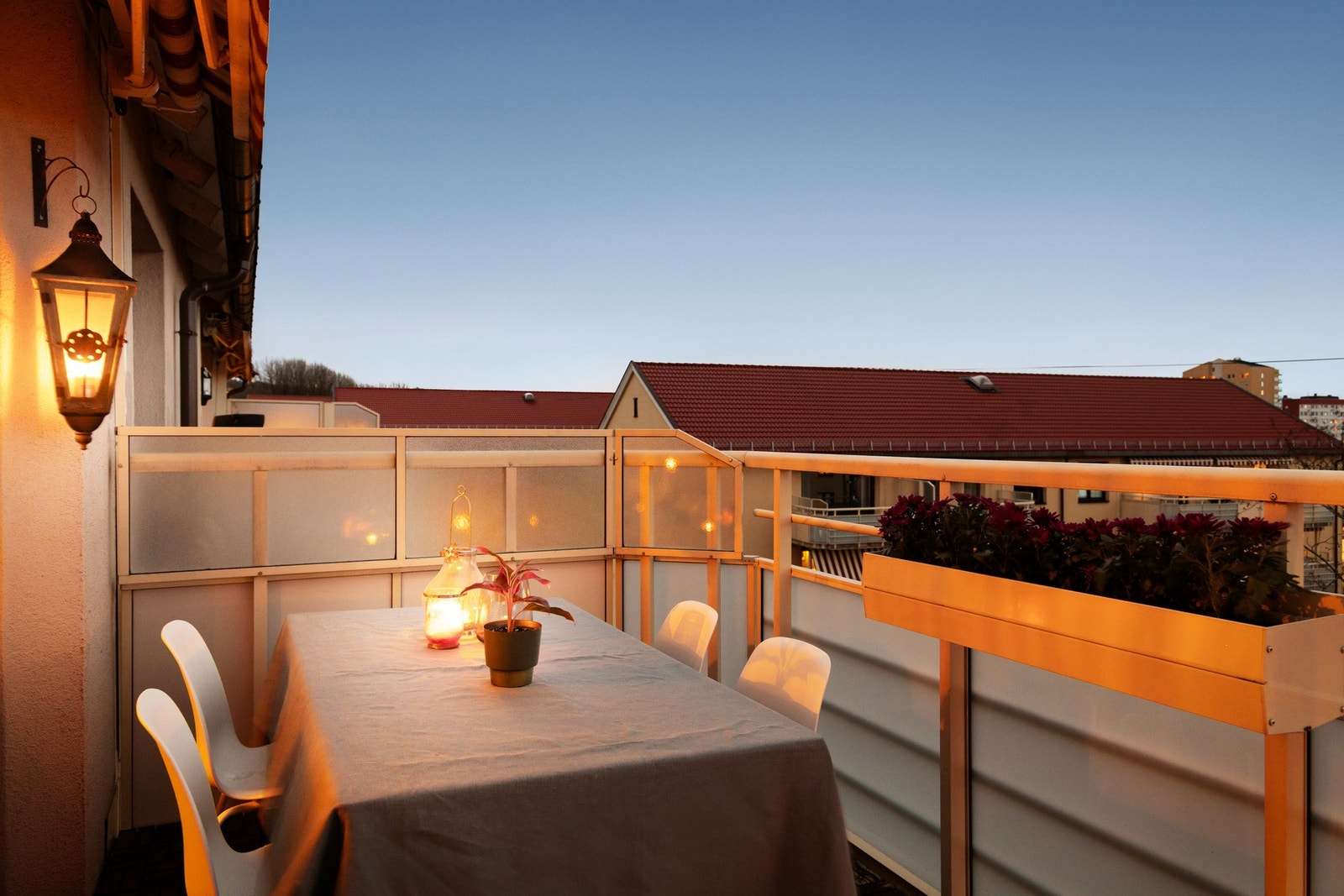 På sommerhalvåret oppleves balkongen som en forlengelse av stuen. Galleribilde