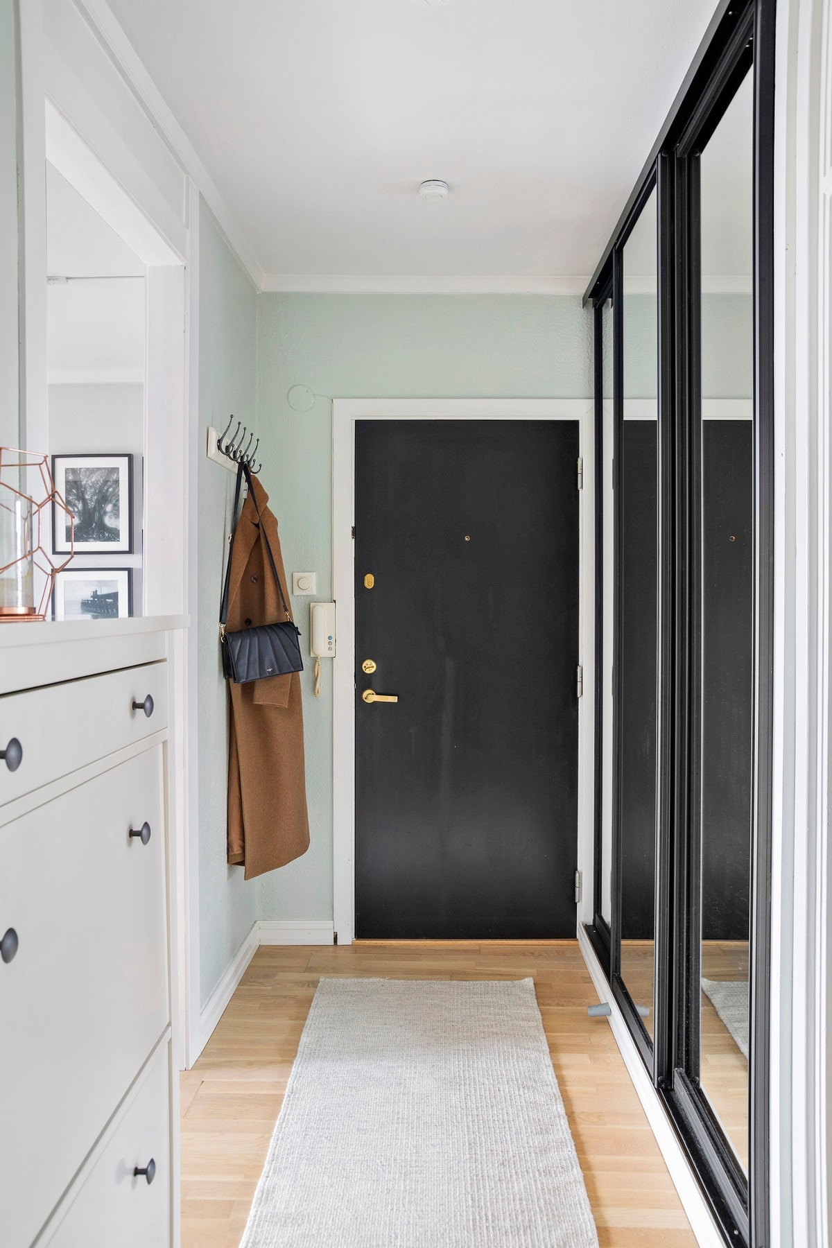 Skyvedørsgarderoben gir godt med oppbevaring. Av ekstern lagring disponerer boligen to boder. Galleribilde