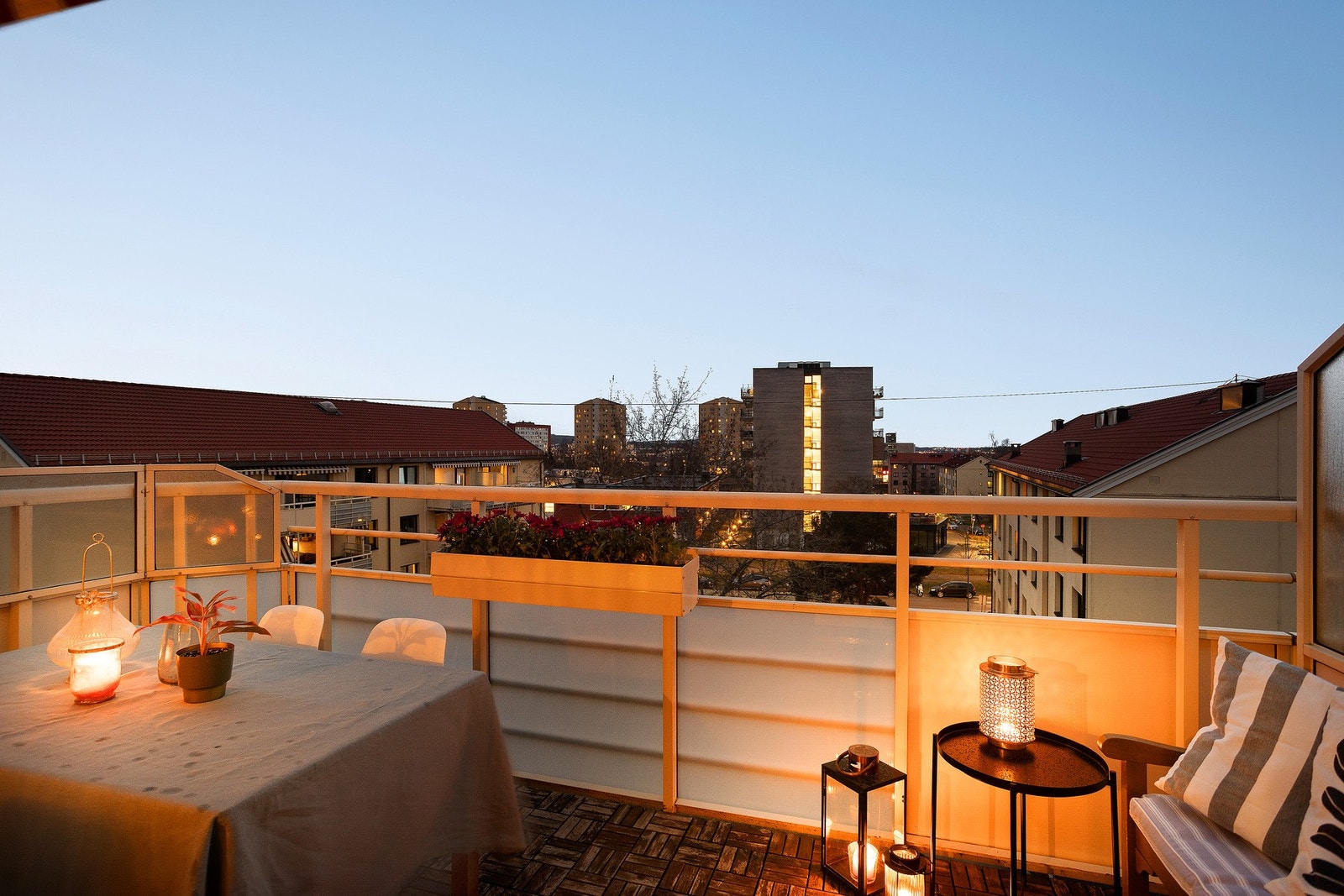 Med sine 9 kvm er det god plass til møblement, grill og beplantning på balkongen. Galleribilde