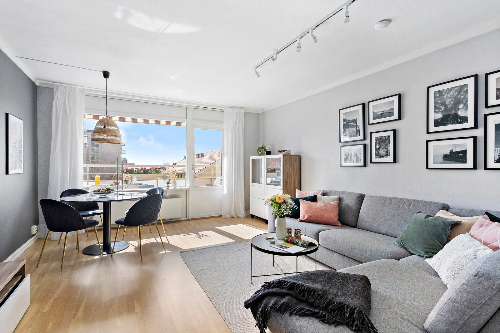 Store vindusflater og en gjennomgående planløsning gir godt med naturlig lys og en luftig romfølelse Galleribilde