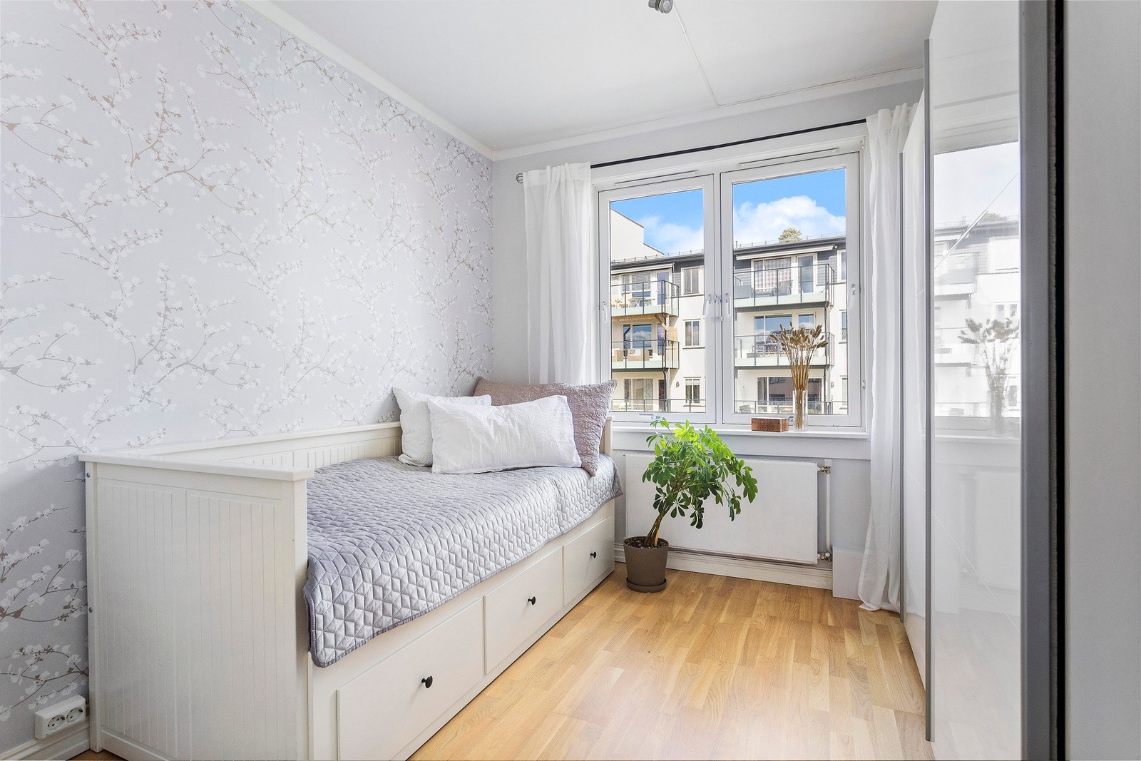 Soverom to har plass til seng og tilhørende møblement. Galleribilde