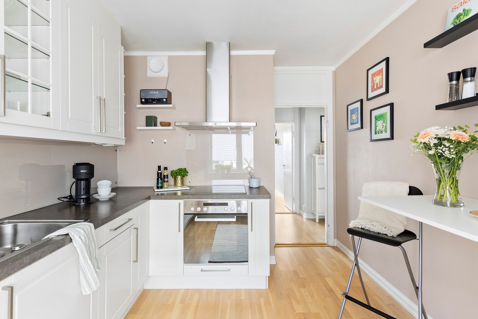 Lys Sigdal-innredning med laminat benkeplate og nedfelt kum med ettgreps armatur. Galleribilde