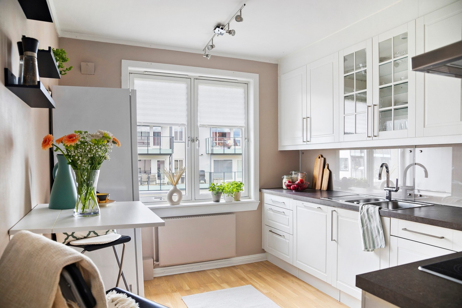 Det separate kjøkkenet fra 2013 gir deg muligheten til å lage dagens måltider i fred og ro. Galleribilde