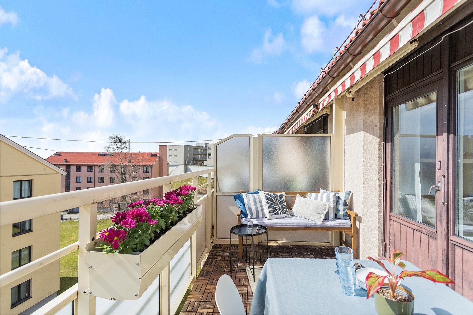 På balkongen er det montert markise som kan benyttes ved behov. Galleribilde