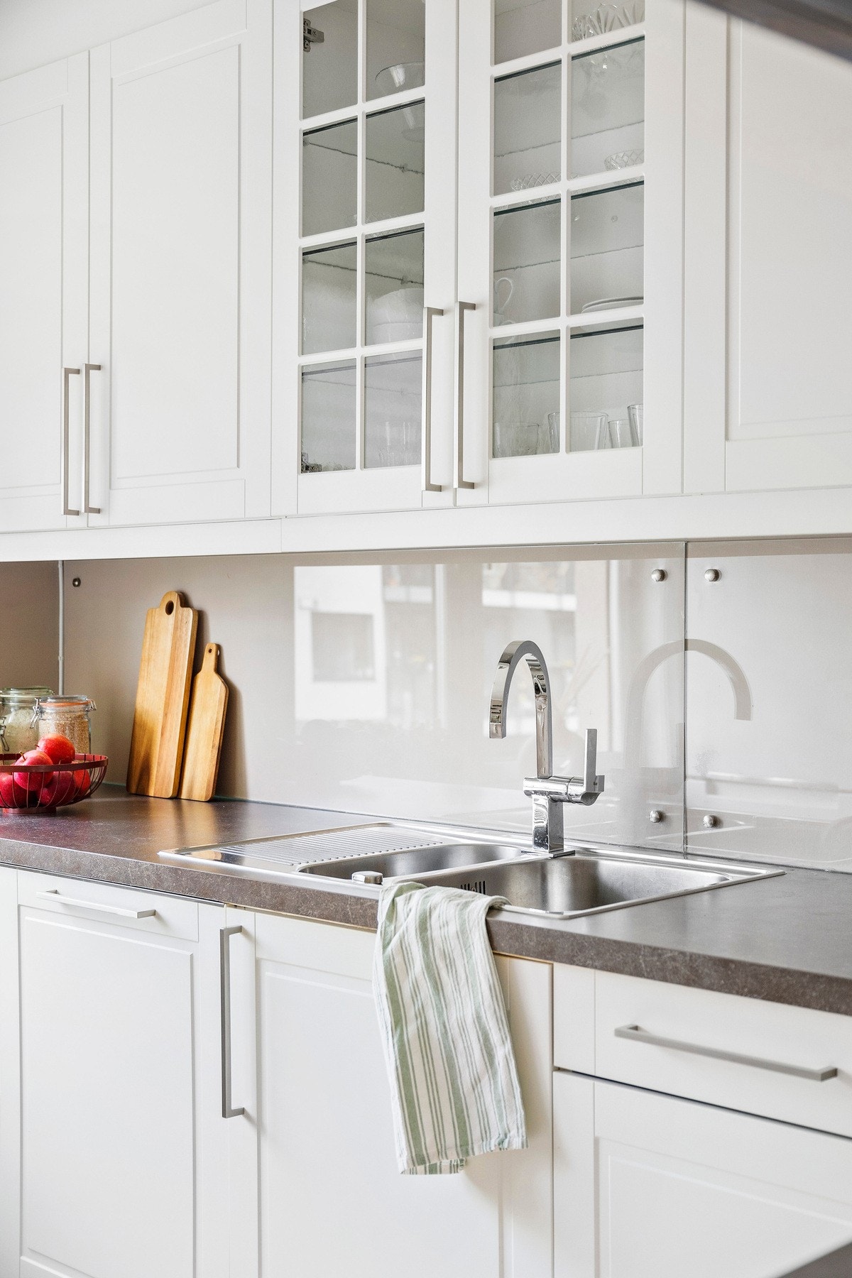 Av hvitevarer medfølger ovn, platetopp og oppvaskmaskin. Galleribilde