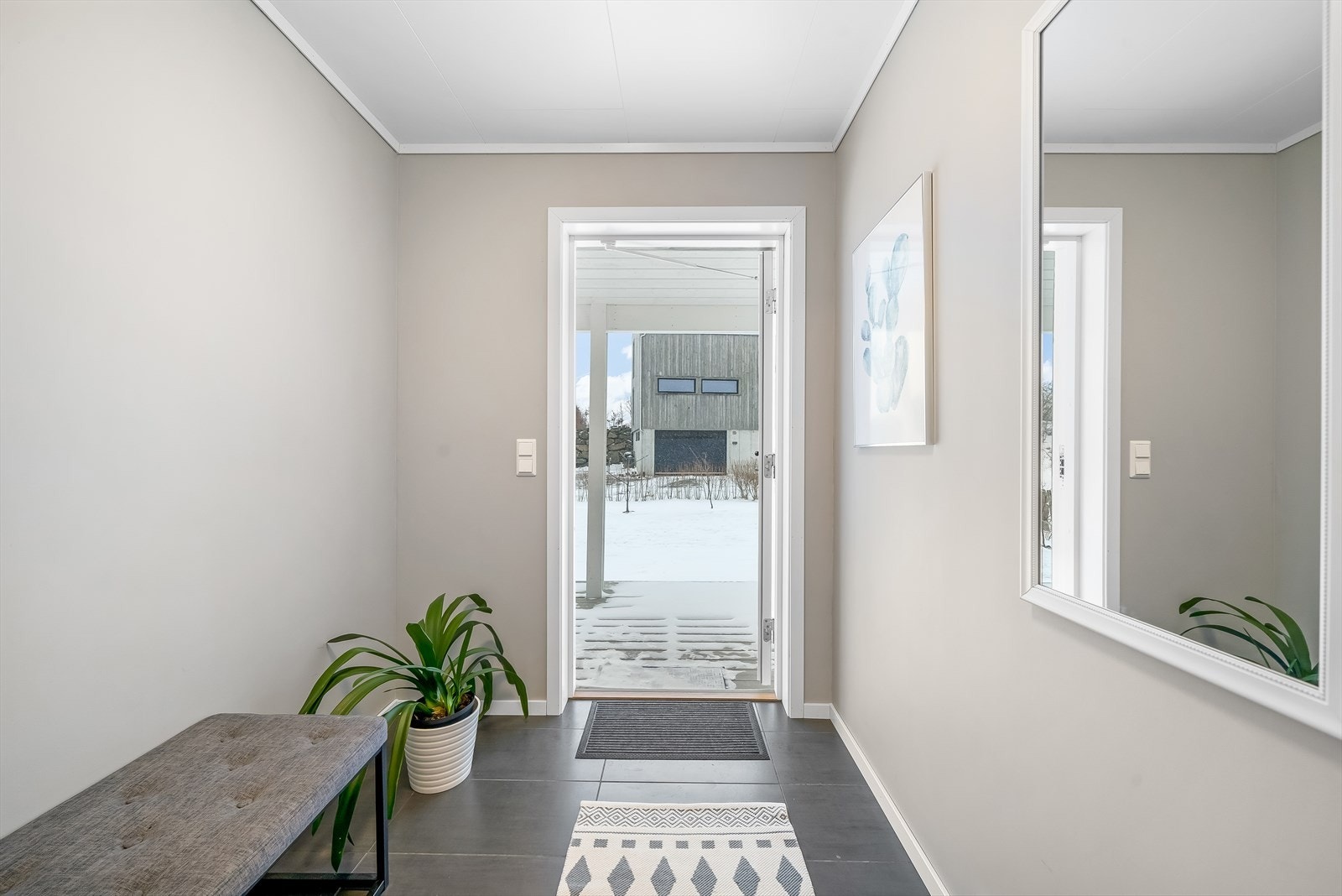 Velkommen inn i lys og innbydende gang! Galleribilde