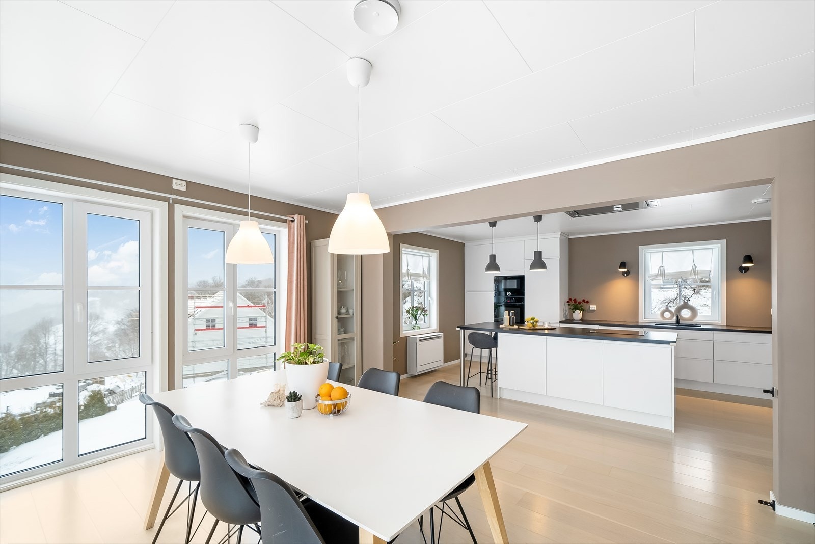 Moderne spisestue/kjøkken! Galleribilde