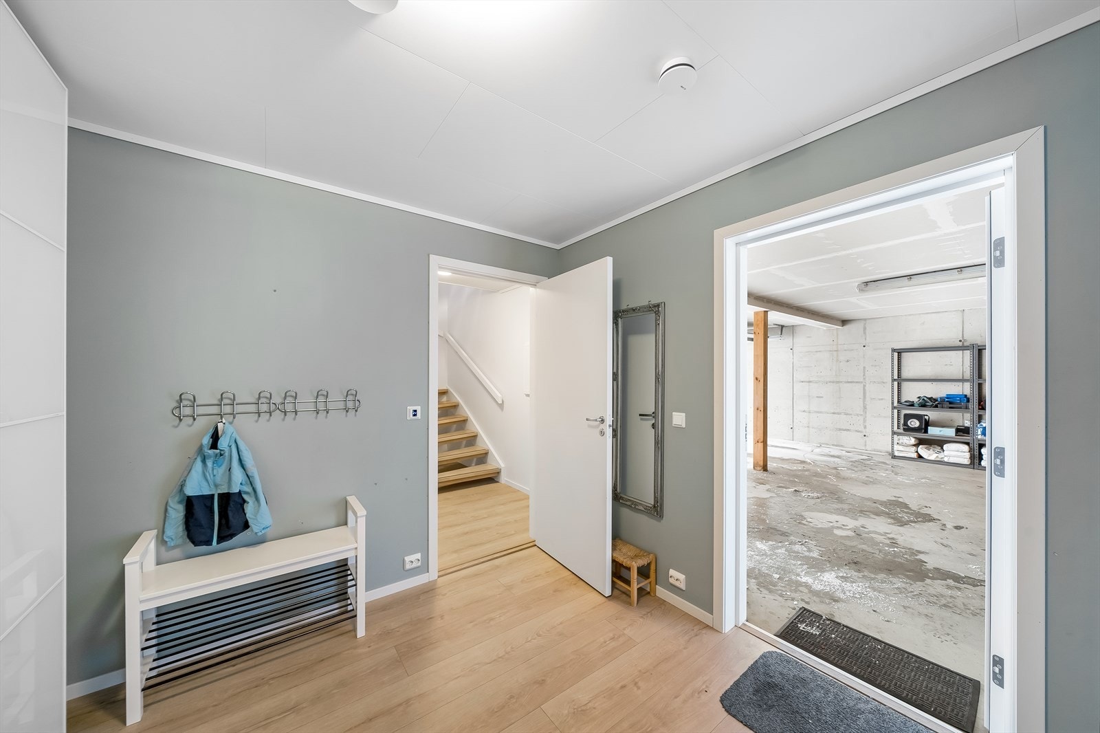 Gang i underetasjen. Fra garasjen går du tørrskodd inn til boligen. Galleribilde