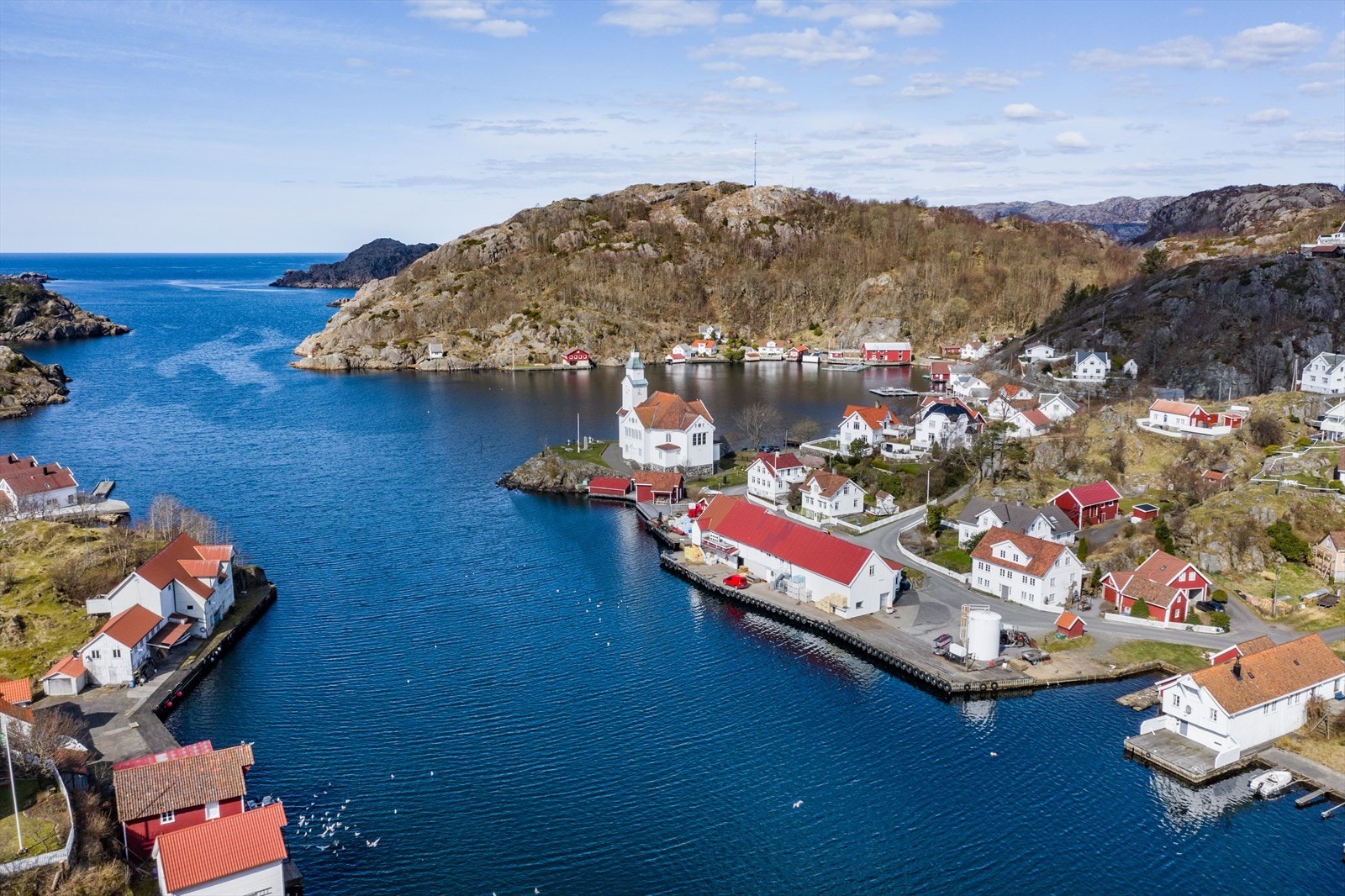 Her finner du gjestehavn, fiskemottak, restaurant, gjestgiveri og matvarehandel med postkontor. Galleribilde