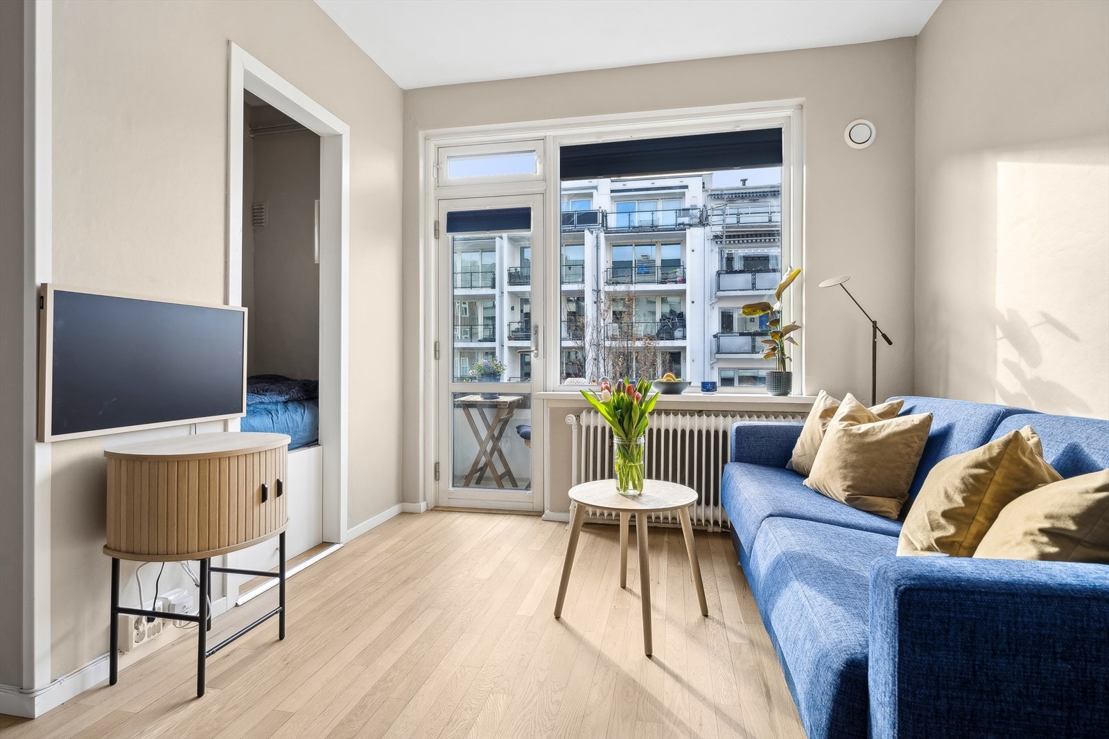 Lys og luftig stue med mye naturlig lysinnslipp. Galleribilde