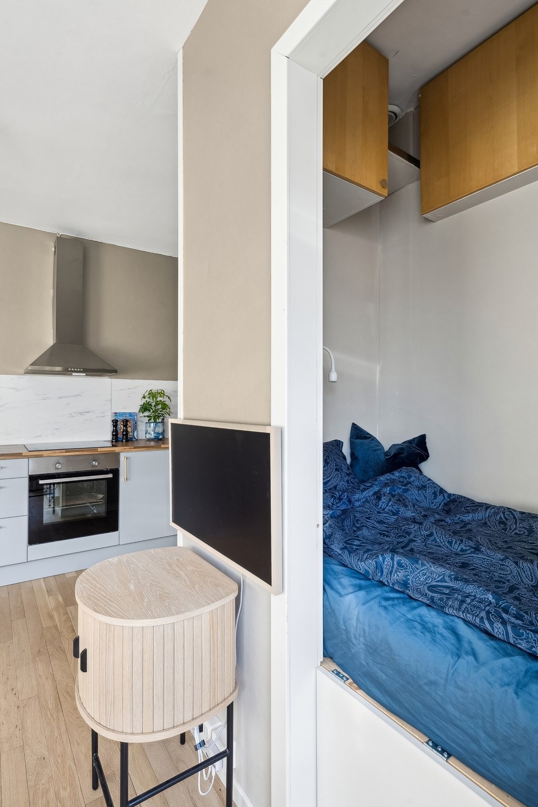 Praktisk sovealkove med lagringsplass under sengen og i skap over. Galleribilde