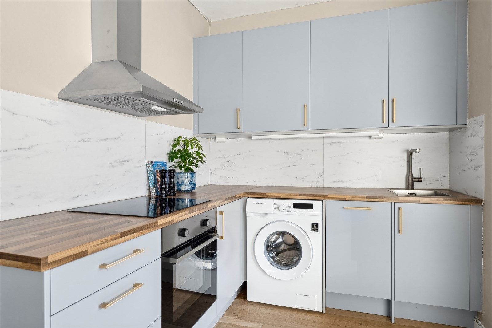 Komfyr, oppvaskmaskin og vaskemaskin. Galleribilde