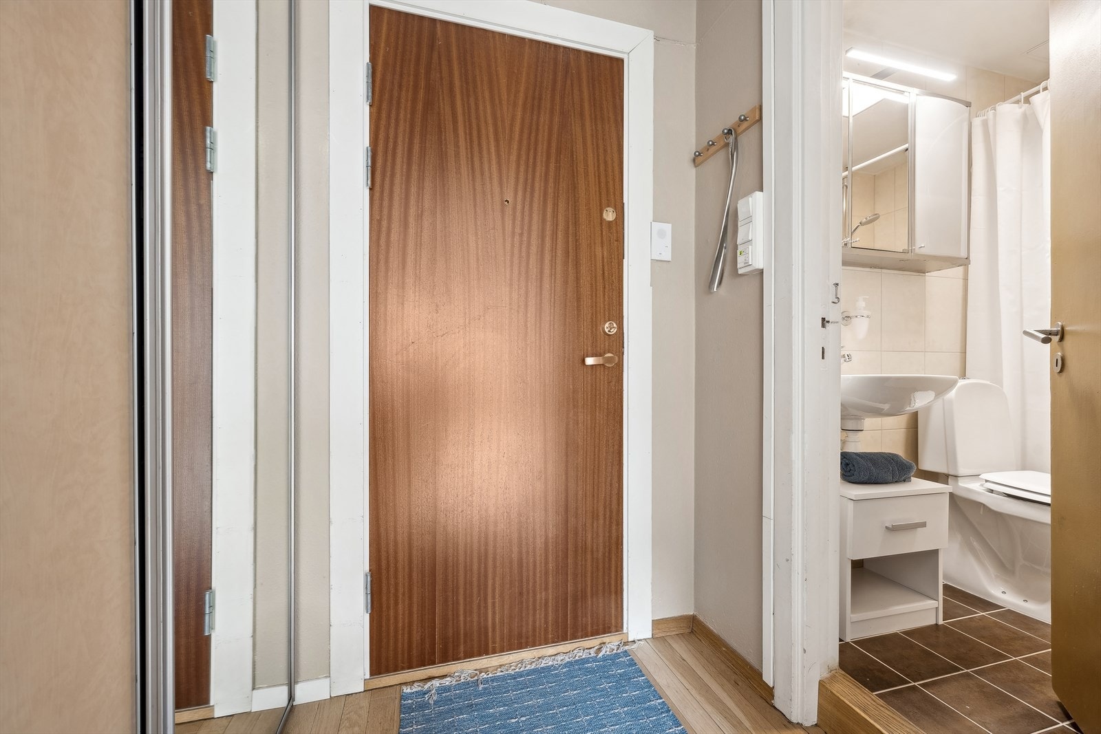 Gang med romslig garderobeskap til venstre og inn til badet på høyre hånd. Galleribilde