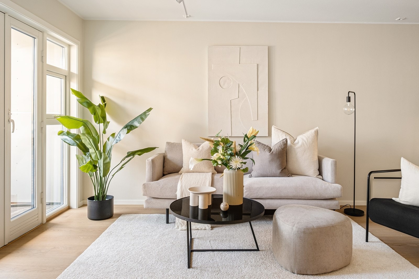 Leiligheten har en hyggelig og innbydende stue. Galleribilde