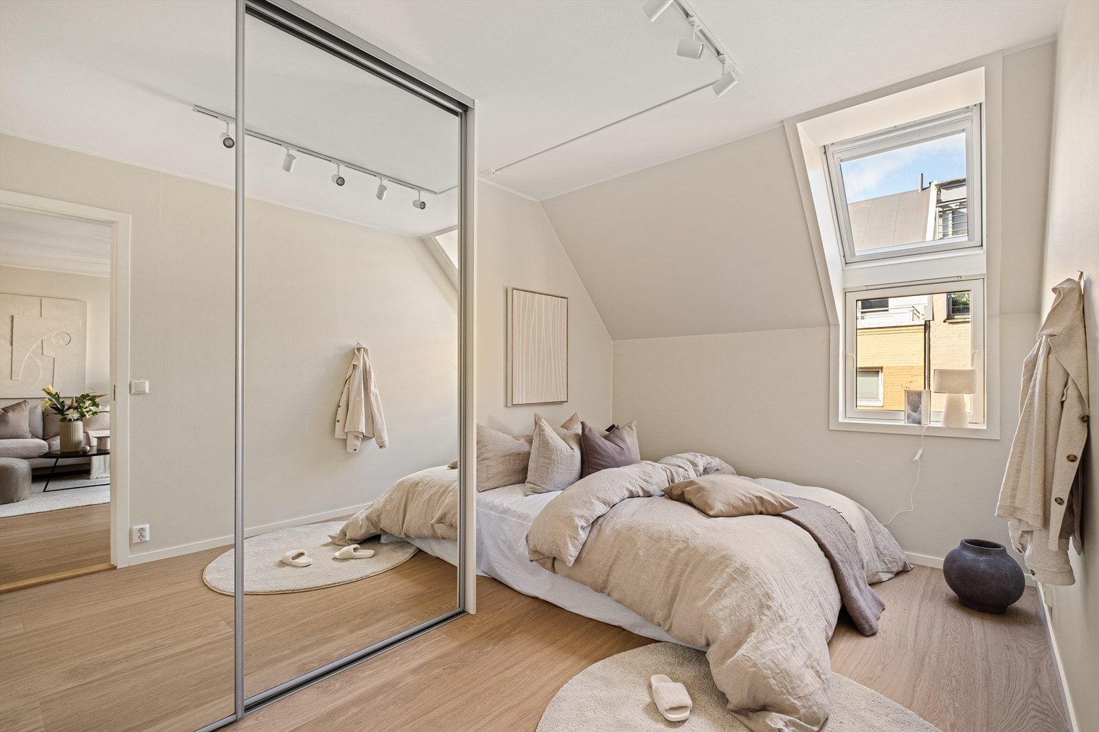 Det er montert garderobeløsning for oppbevaring. Galleribilde