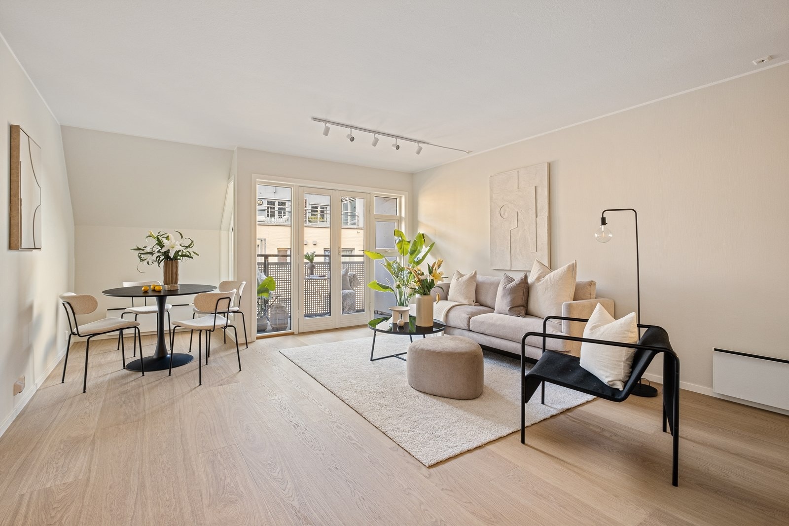 Her blir vi møtt av en elegenat og åpen stue- /kjøkkenløsning. Galleribilde