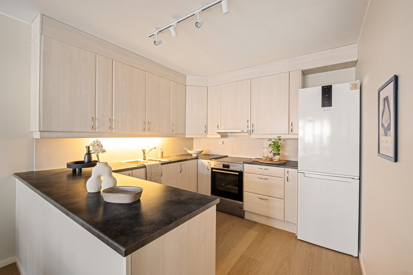 Kjøkkenet har en romslig løsning, og med god benk- og oppbevaringsplass. Galleribilde