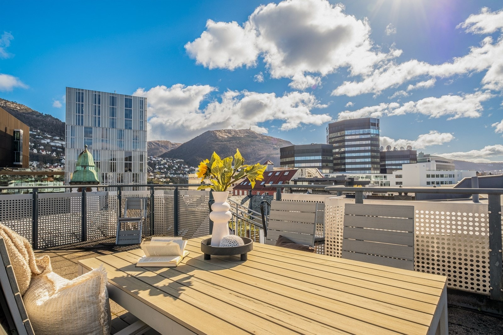 For den turglade er kort avstand til flotte turterreng i byfjellene. Galleribilde