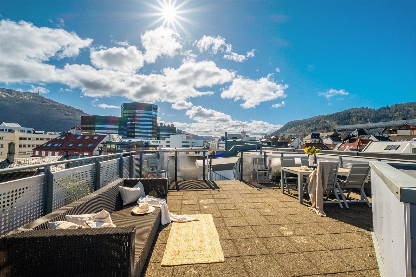 En pen leilighet i urbane og tilbaketrukne omgivelser med balkong og felles takterrasse! Galleribilde