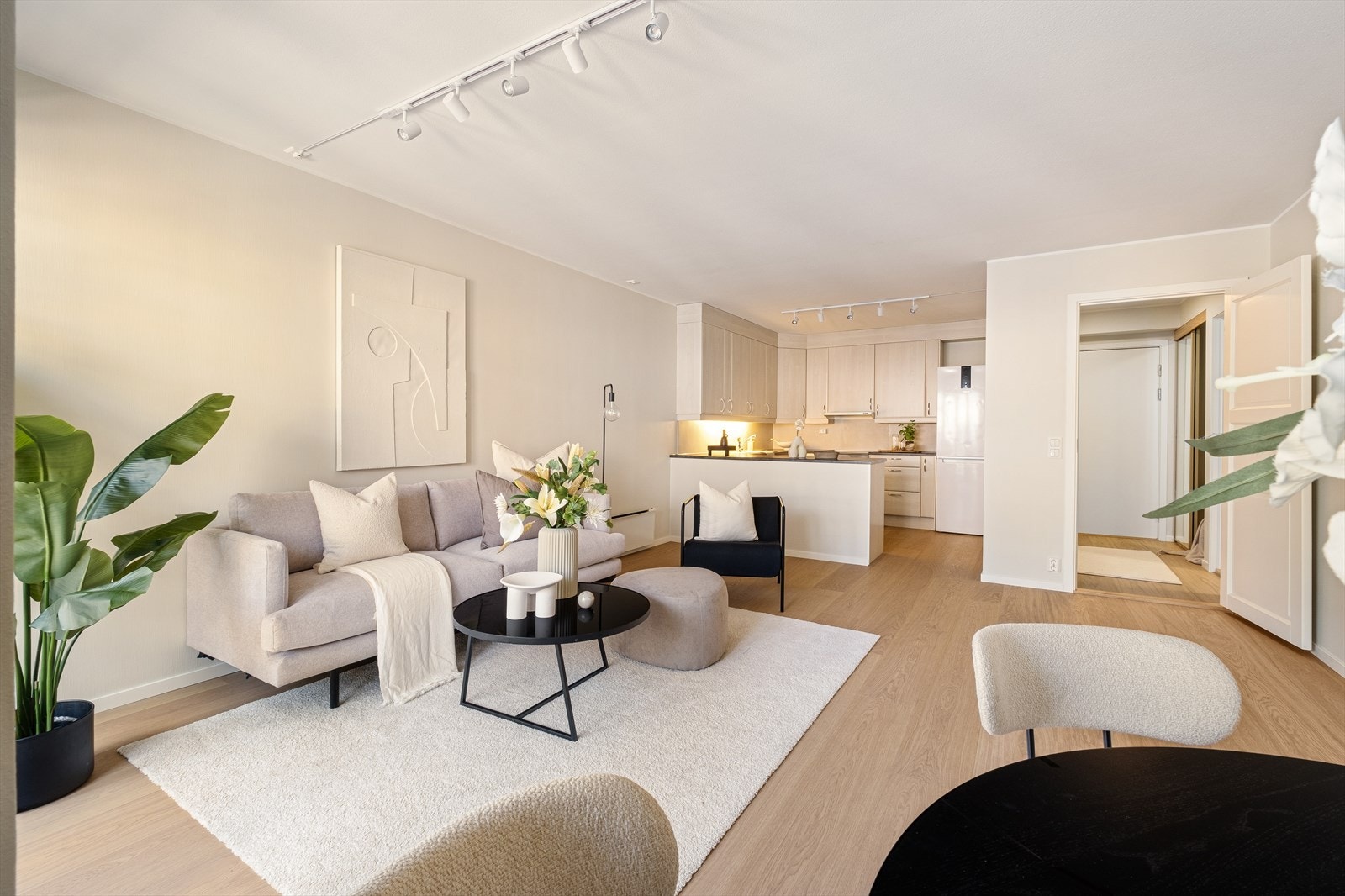 Det er god plass til å møblere med sofa og spisegruppe. Galleribilde