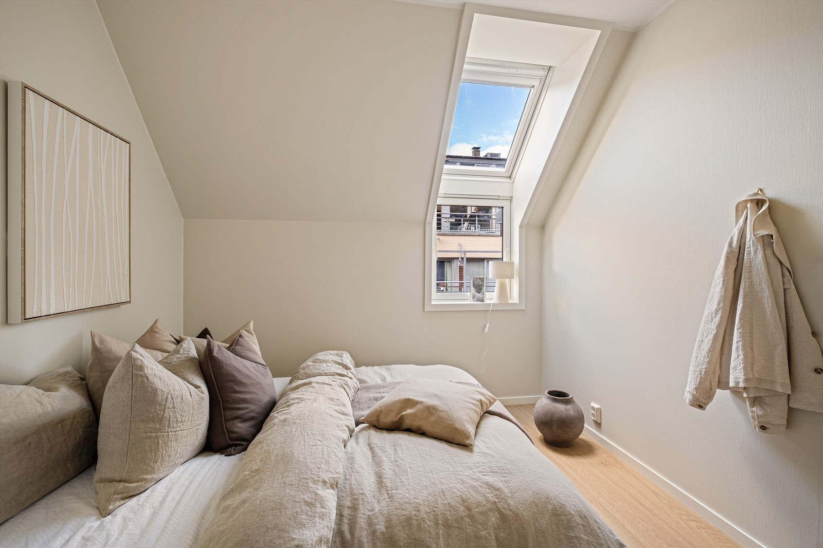 Soverommet kan enkelt møbleres med dobbeltseng, nattbord og skrivepult. Galleribilde