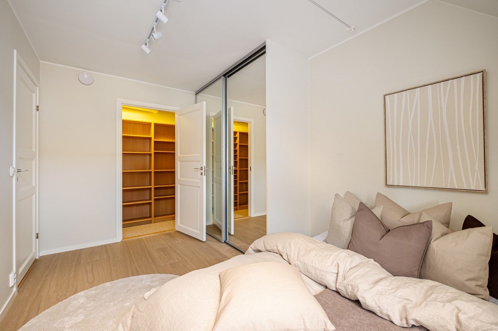 Fra soverom er det tilgang til bod/walk-in på 2,3m². Galleribilde