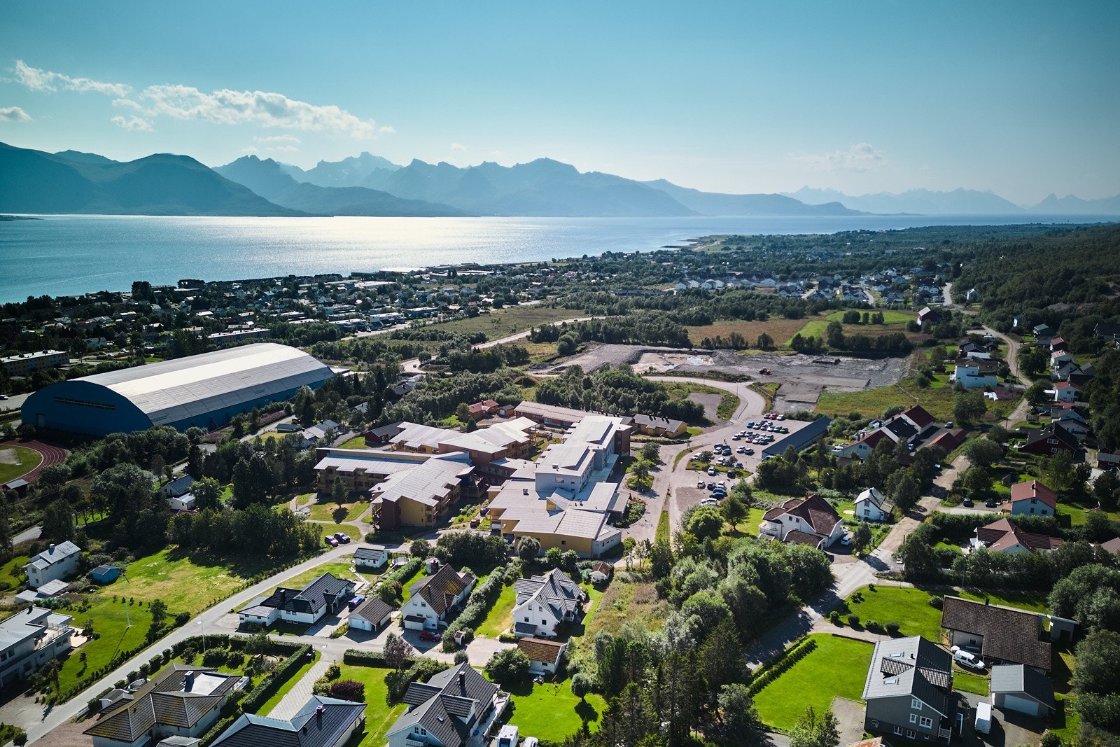 Beliggenhet med nærhet til idrettsparken og begge idrettshallene. Galleribilde