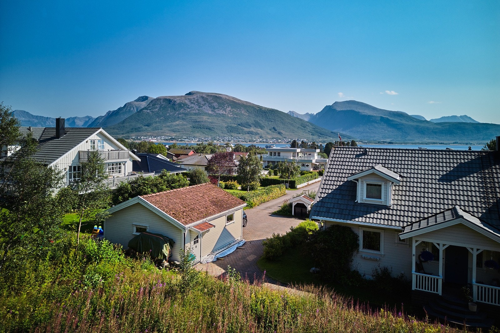 Bilde tatt i en høyde som kan illustrere utsikt fra boligen. Galleribilde