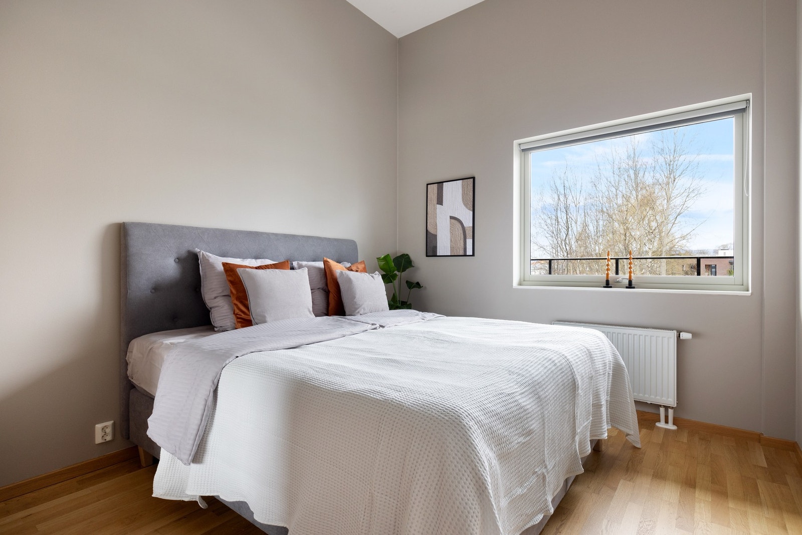 Boligen har i alt to soverom. Hovedsoverommet er av god størrelse og har plass til dobbeltseng med tilhørende nattbord. Galleribilde