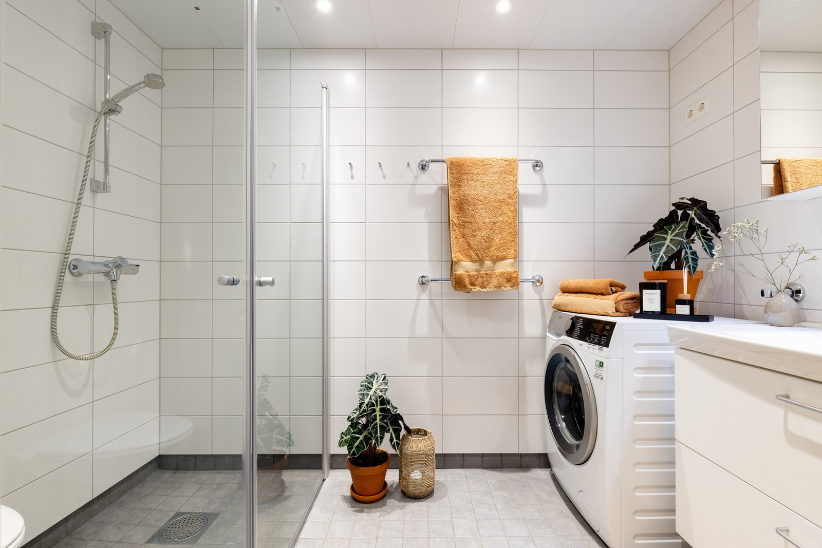 Videre er det vegghengt toalett og dusjnisje med svingbare glassdører som frigjør plass på gulvet. Baderommet har opplegg for vaskemaskin og plass til tørketrommel. Balansert ventilasjon. Galleribilde