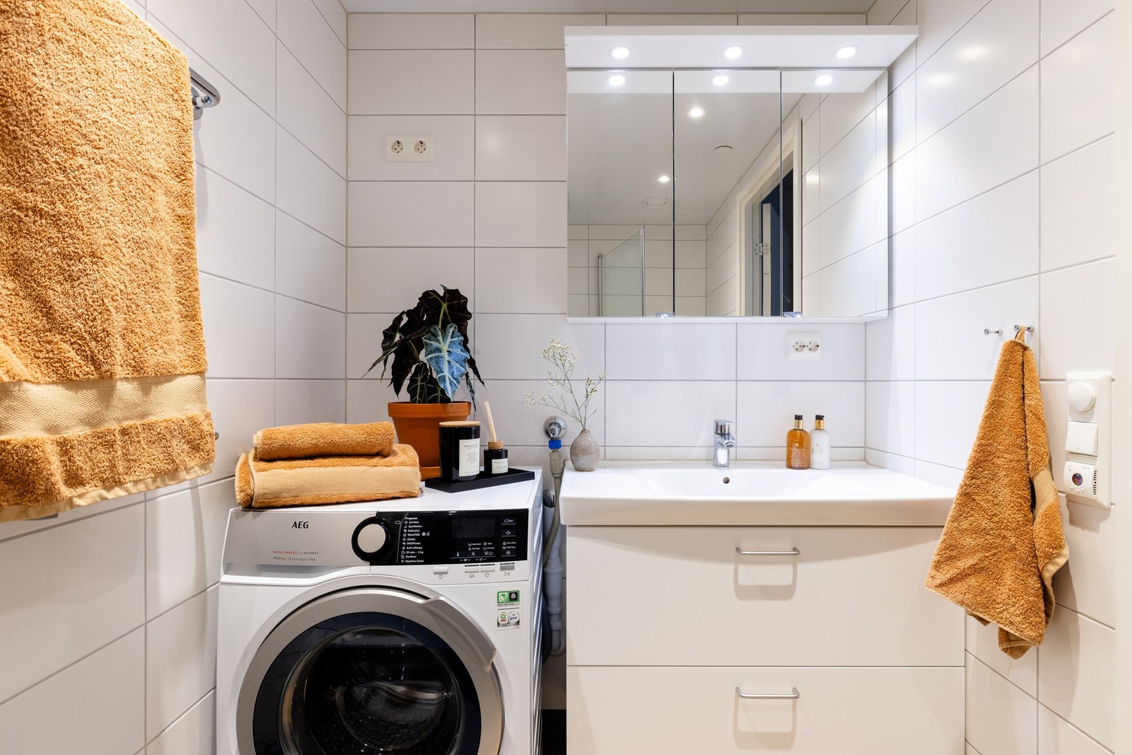 Baderomsinnredningen består av helstøpt servant på underskuffer, speilskap med belysning samt stikkontakter. Galleribilde