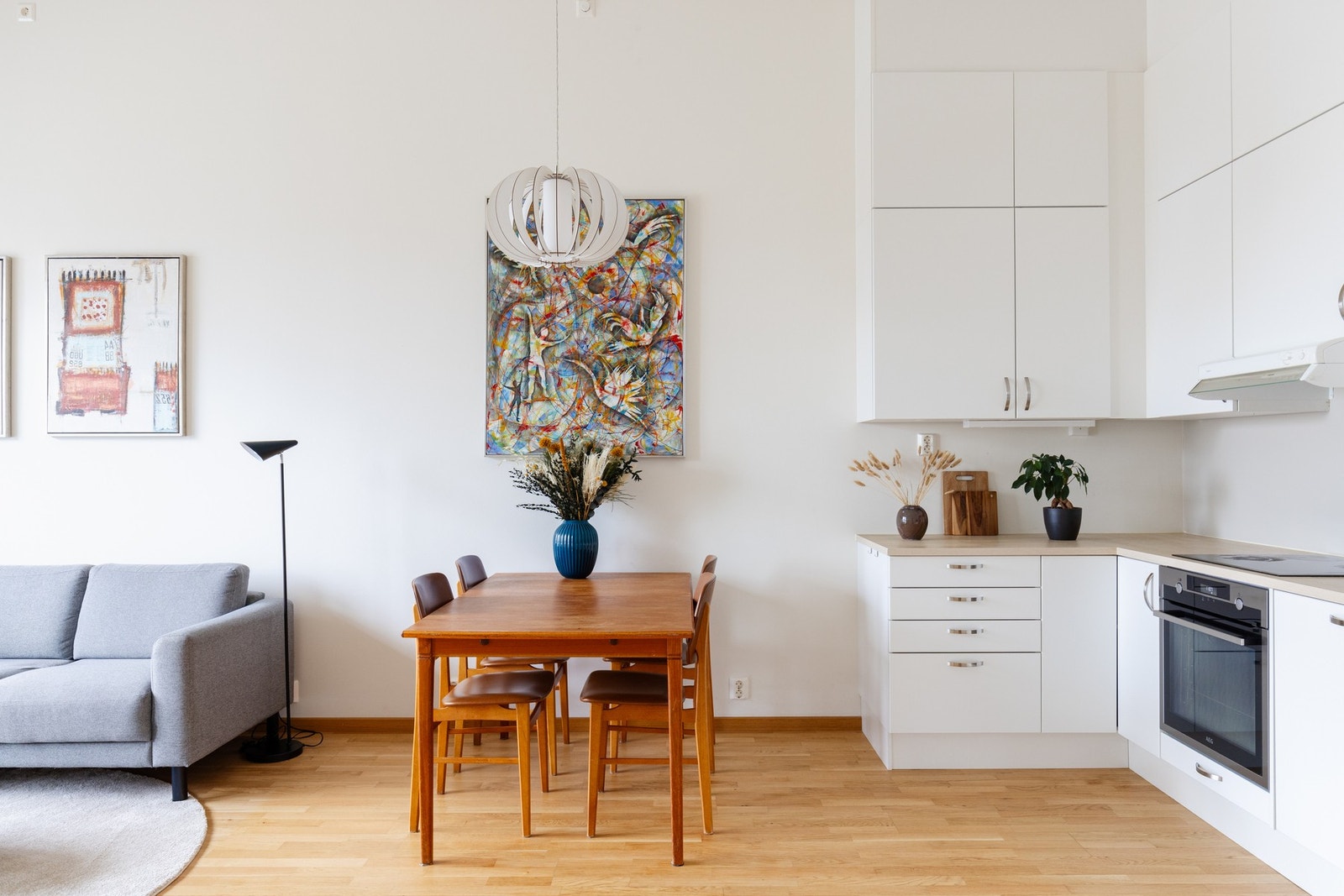 Mellom stuen og kjøkkenet er det plass til spisebord. Galleribilde