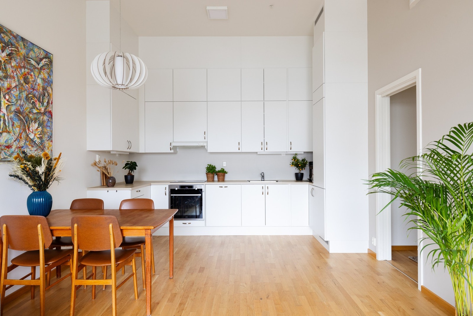 Her får du et flott Aubo-kjøkken med glatte fronter, laminat benkeplate og oppvaskkum med ett-greps armatur. Galleribilde