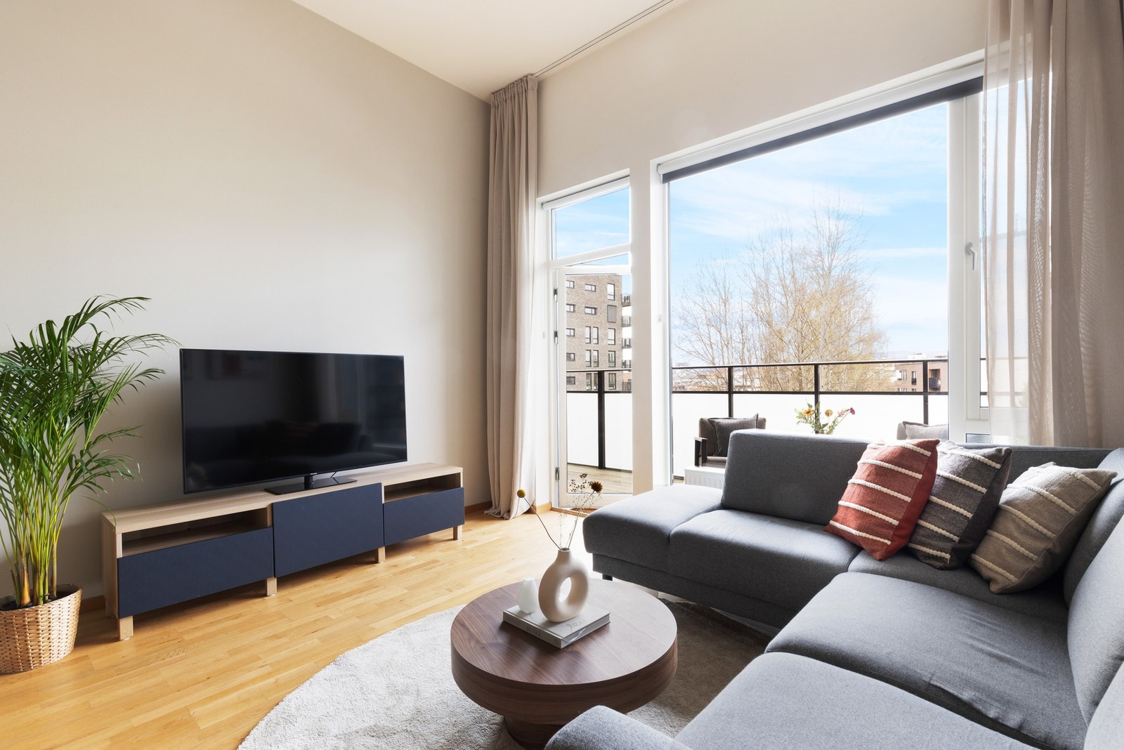 Leiligheten oppleves lys og luftig med god takhøyde på 3,45 meter samt store vindusflater. Galleribilde