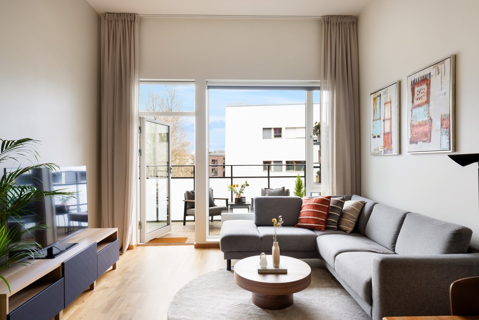 Stuen har god plass til sofagruppe med tilhørende møblement. Galleribilde