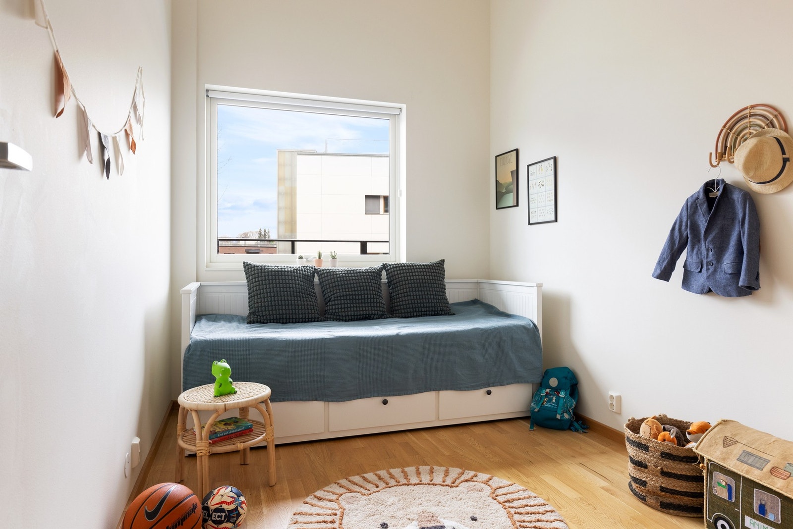 Soverom to har også plass til seng og tilhørende møblement. Galleribilde