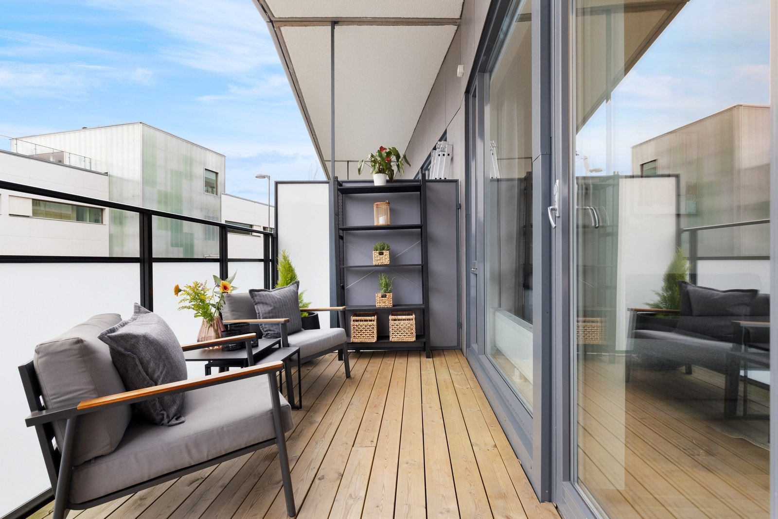 På balkongen får du sol fra 15:00 til den går ned på sommeren - dette er den perfekte stuen på varmere dager. Galleribilde