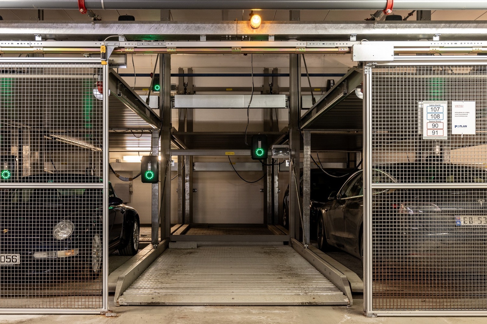 Leiligheten disponerer en parkeringsplass i garasjekjeller i nabobygg. Galleribilde