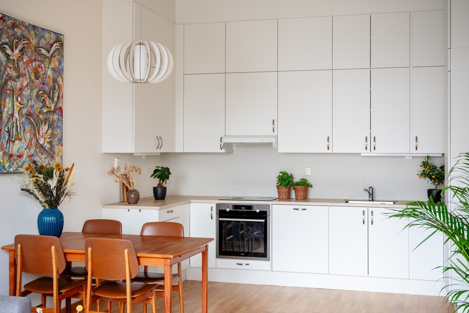 Kjøkkenet er godt utnyttet i høyden med mye oppbevaring skap- og benkeplass. Galleribilde