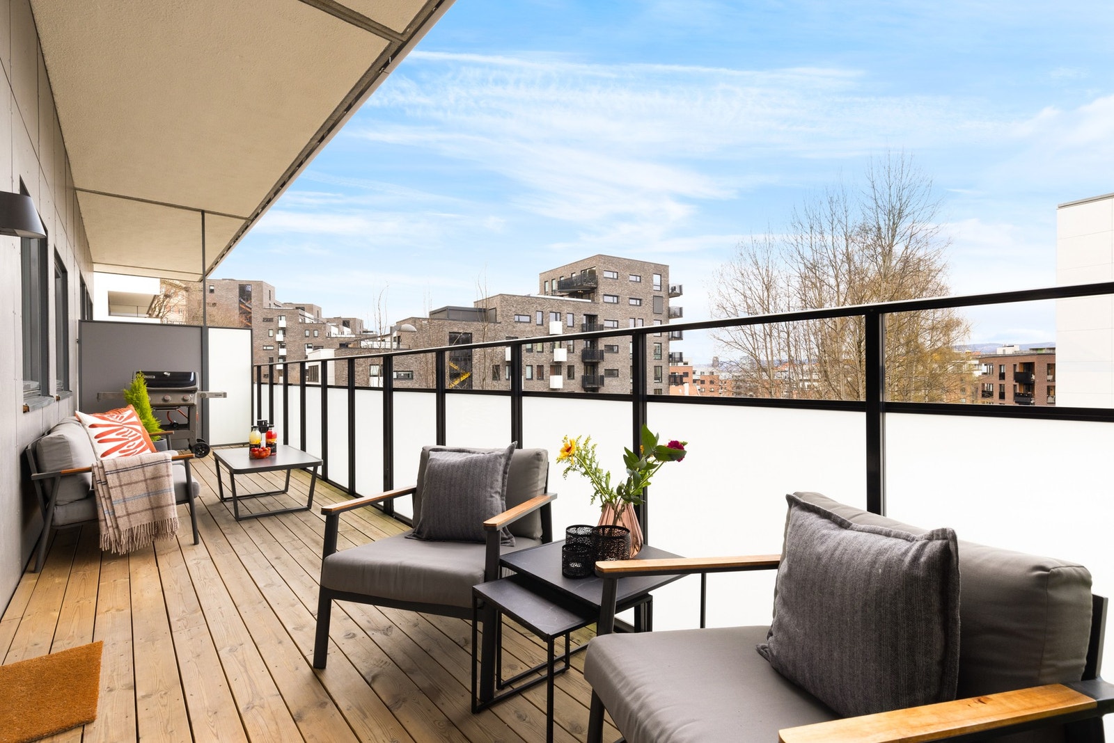 Dette er en pen 3-roms andelsleilighet fra 2019 med romslig og solrik balkong på19 kvm. Galleribilde