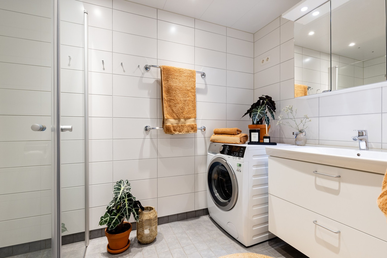 Lyst, flislagt baderom med varme i gulv og downlights i himling. Galleribilde