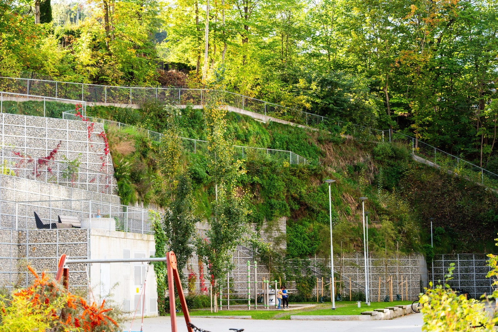 Det er flere lekestativer og sandkasser for barna. Galleribilde