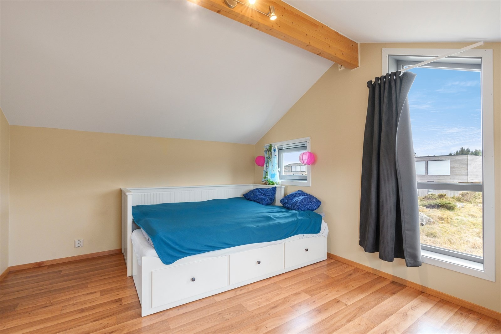 Soverom, loftsetg. Galleribilde