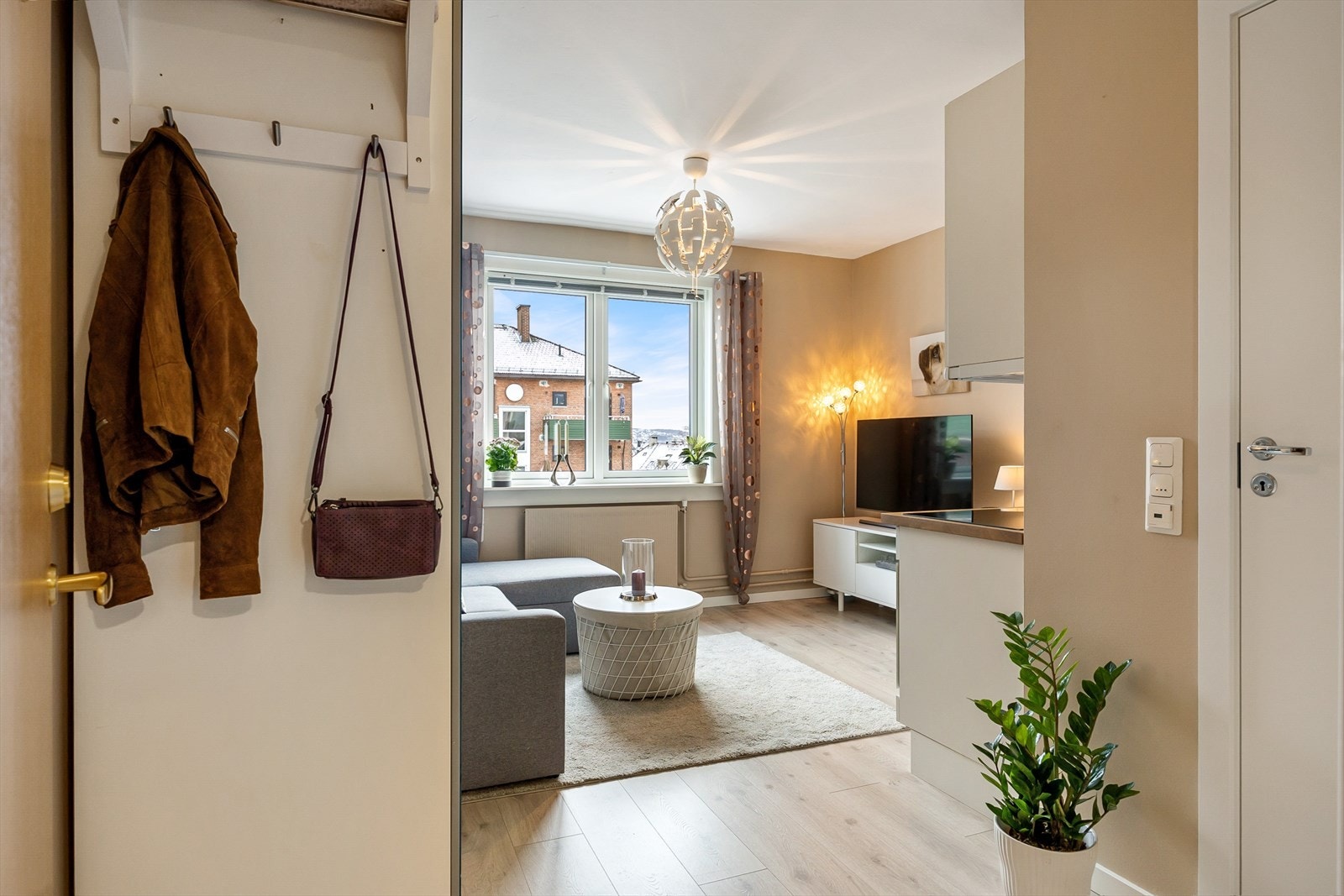 Velkommen inn! Førsteinntrykket er en åpen entré med plass til å henge fra seg klær og sette sko. Galleribilde
