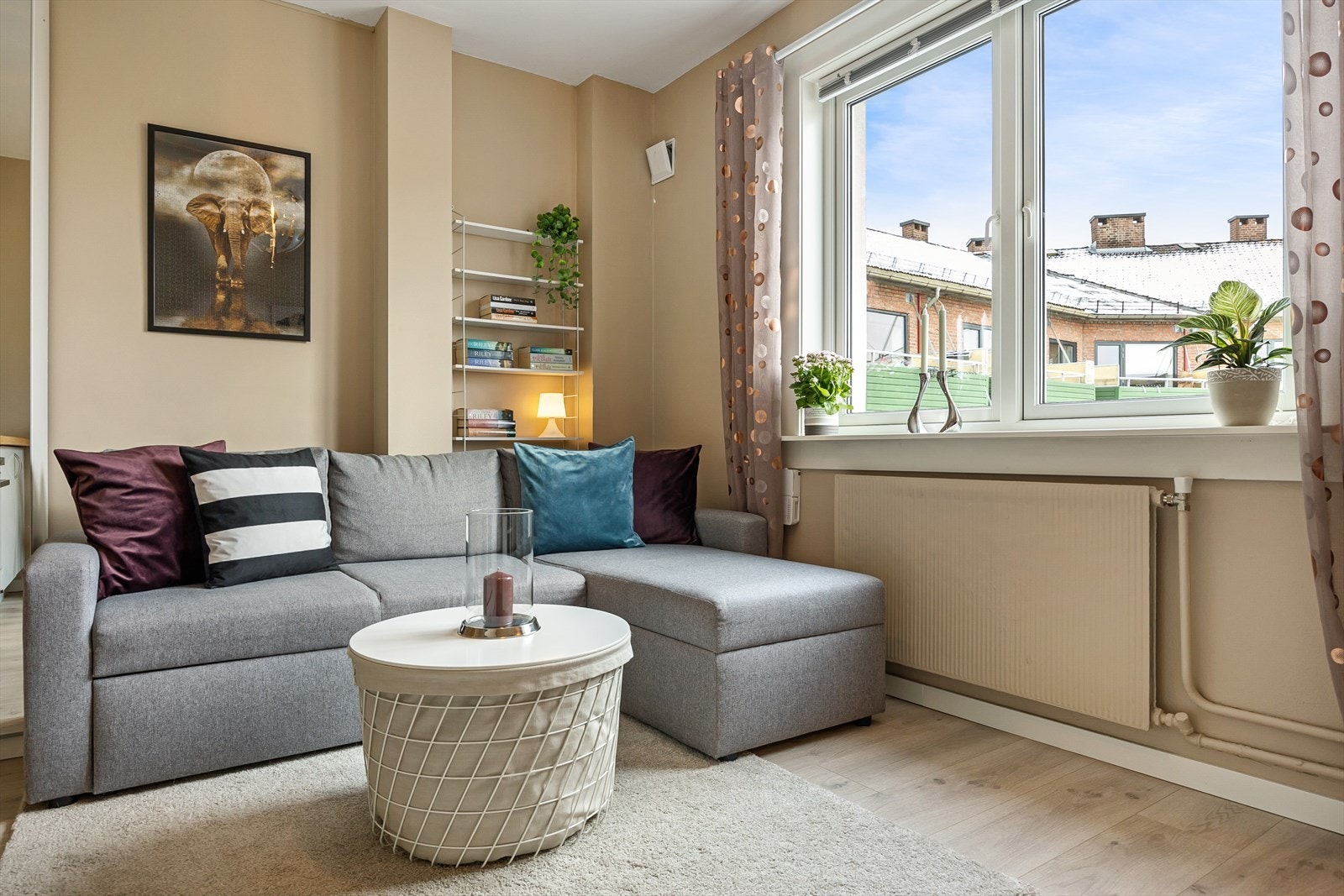 Lys stue i moderne farger med god plass til sovesofa og spisebord. Galleribilde
